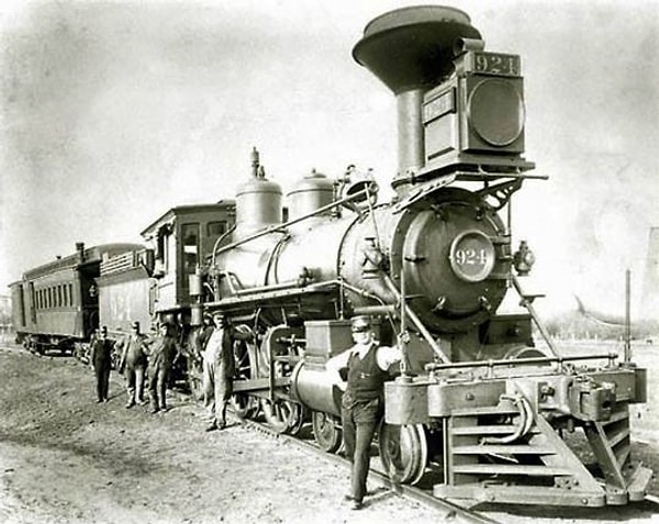 8. В 1890-х на железной дороге ЮАР сигнальщиком работал бабуин! Он управлял семафором и ни разу не сделал ошибки.