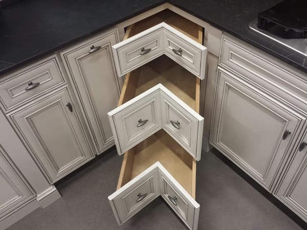 1. В углах этого кухонного гарнитура также есть ящики