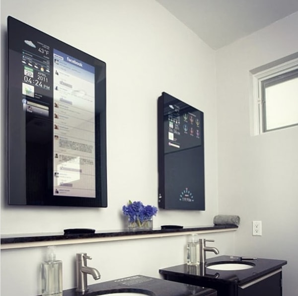 3. Это компьютеризированное зеркало в ванной, где вы можете проверить погоду, соцсети и почитать новости