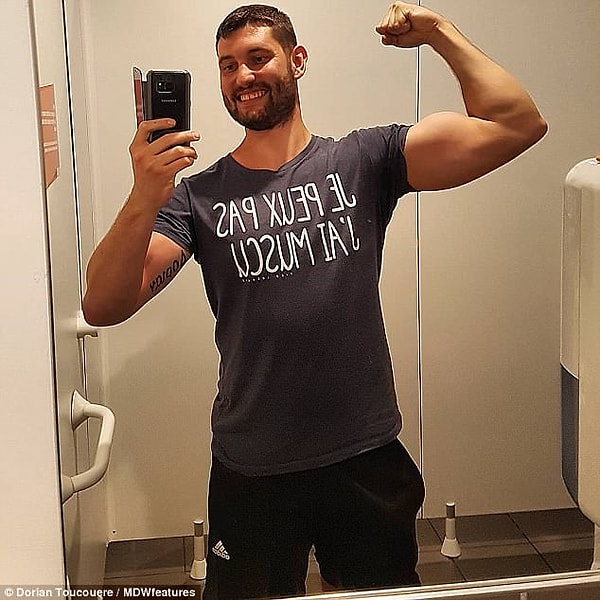 3. Ему помогло то, что он стал ходить в зал и заниматься бодибилдингом. А еще в прошлом году он встретил свою нынешнюю девушку, Софи, которая помогла ему вновь начать нормально относиться к еде.