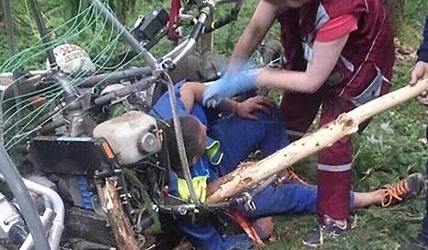 Arama kurtarma ekibi oraya ulaştığında ise ağacı yerinden çıkarmaları hayati tehlike arz edeceği için, ağacı kesip yaralı adamı hastaneye götürdü.
