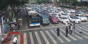 Karşıya Geçmekte Zorlanan Yaşlı Adamı Sırtına Alarak Karşıya Geçiren Polis