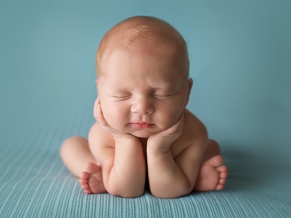 1. Хоть малыши и крошечные, у них много косточек. Сколько (приблизительно) костей у новорожденного?