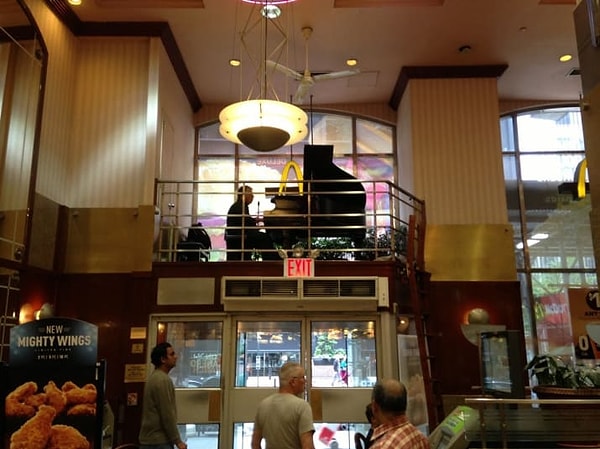 2. А в этом есть настоящий пианист