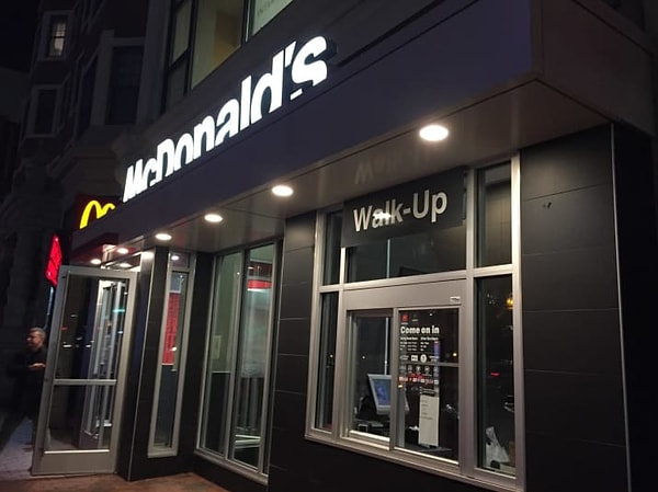 8. Макдональдс с кассой для пешеходов снаружи, чтобы не нужно было заходить внутрь