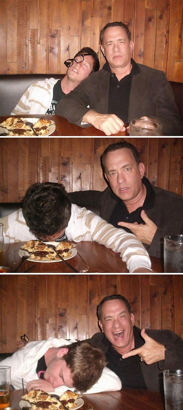 7. 'Sarhoş' hayranlarıyla fotoğraf çektirmeye bayılıyor Tom Hanks.