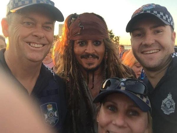 13. "Johnny Depp Queensland'da Jack Sparrow kılığında rastgele dolaşıyordu. Yerel polis bu fotoğrafı paylaştı."