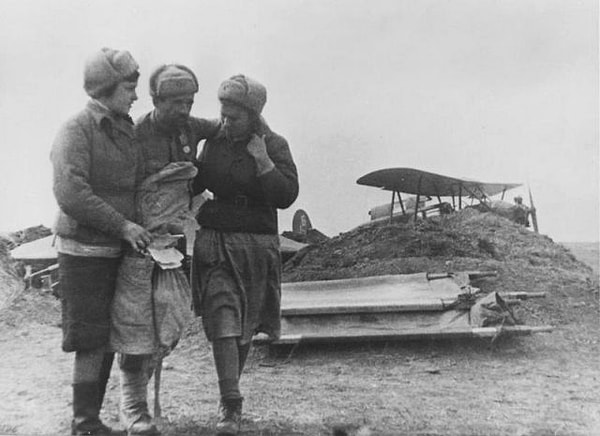 2. Советские санитарки ведут раненого красноармейца, доставленного в тыл на самолете С-3