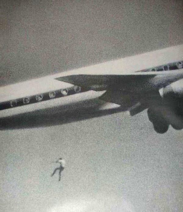 2. Fotoğraftaki kişi Keith Sapsford isimli 14 yaşında Avustralyalı bir genç. Dünyayı dolaşmak en büyük hayaliydi ve Japonya'ya giden bir uçağın tekerlerine saklandı. Uçak havalandıktan 60 metre sonra daha fazla dayanamayarak yere düştü. Amatör bir fotoğrafçı, yeni aldığı kamerasının lensini denerken bu fotoğrafı çekmişti. Bu durum daha sonradan fark edildi.