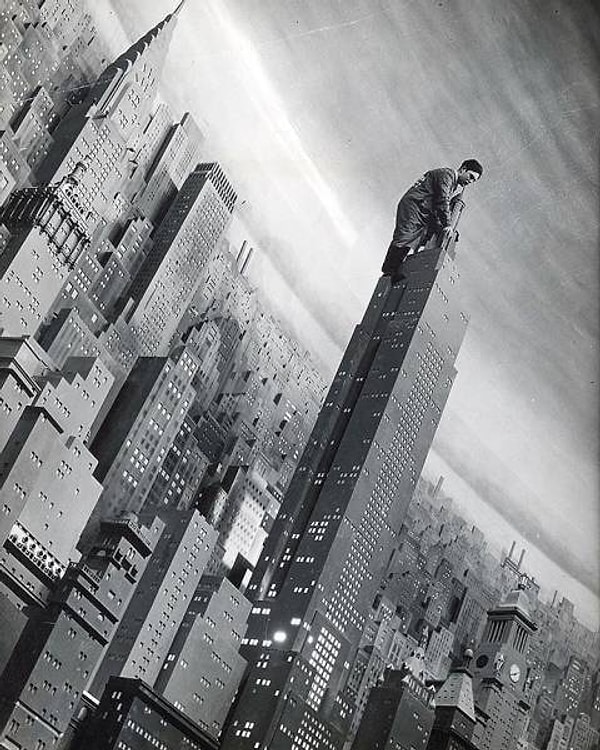 15. Мужчина наверху крупнейшей в мире диорамы - реплики Эмпайр-стейт-билдинг - высотой почти в 10 метров, 1939 год