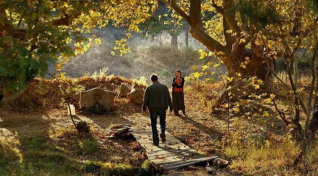 2. Sinan köye uğradığında, köylü kızı Hatice'yi görüyor.