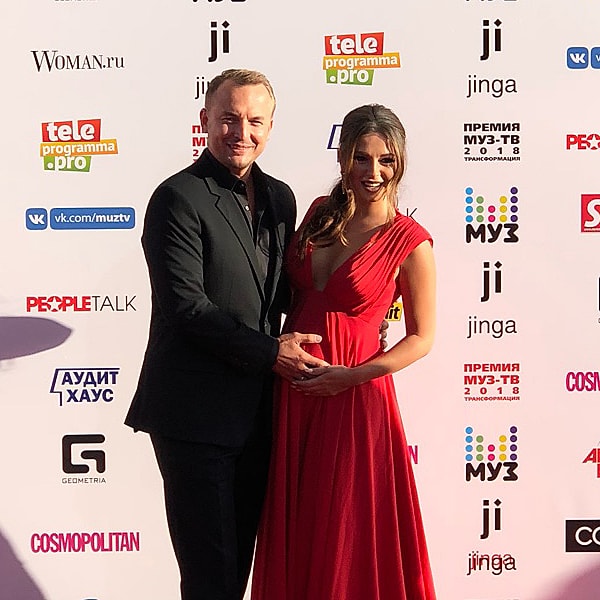 14. Нюша с супругом