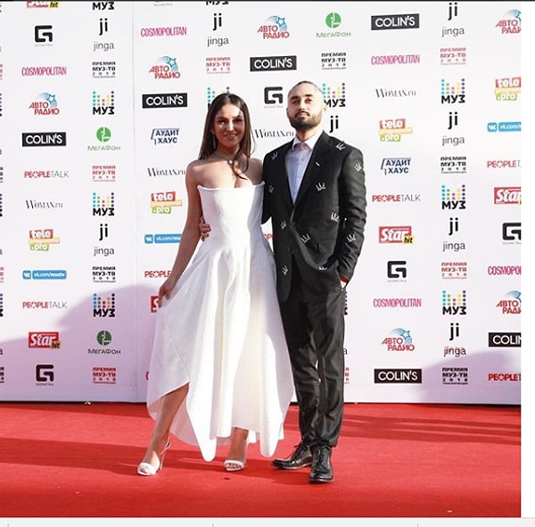 19. Мот с женой