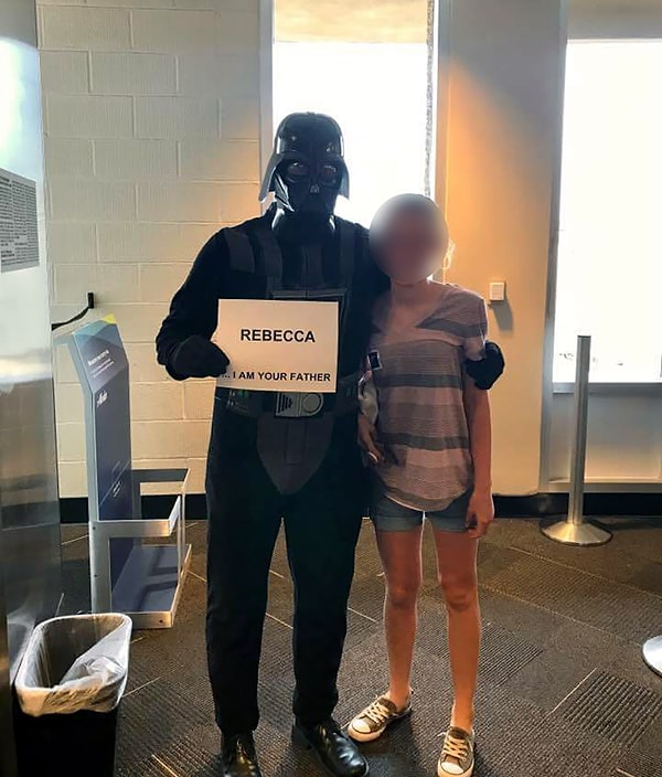 10. "Дочь моего друга впервые летала на самолете самостоятельно. Вот как он ее встретил"