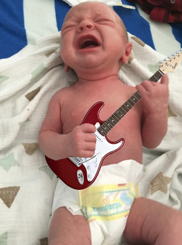 31. "Моя жена любит присылать мне фото нашего сына, как бы напоминая, что он по мне скучает. Я тоже. Поэтому вот так развлекаюсь"