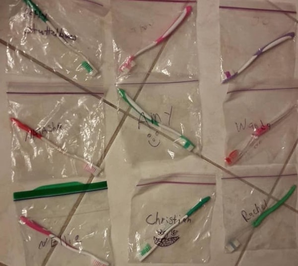 1. У нее есть личная зубная щетка для каждого, кто остается у нее ночевать