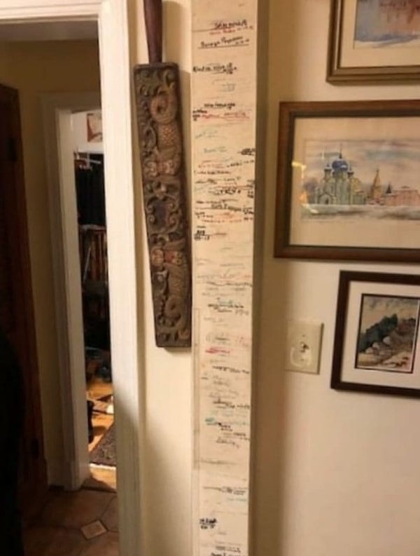 2. А эта мама отмечает рост всех, кто бывает у нее в гостях