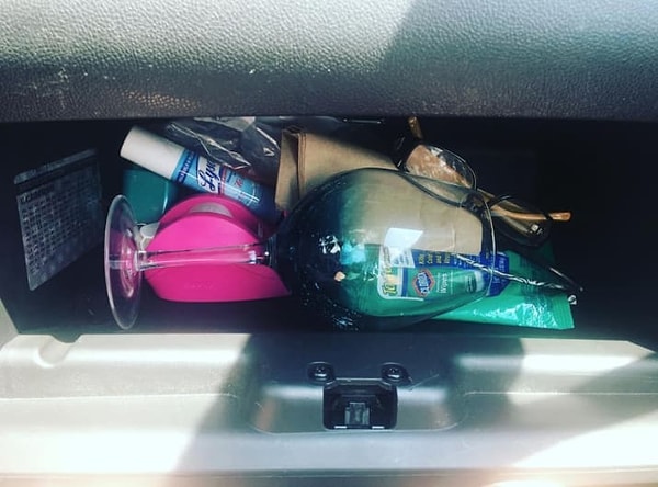 4. Мама, которая возит бокал для вина в бардачке на случай важных переговоров