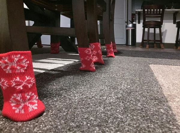 6. Надевает носки на ножки стульев