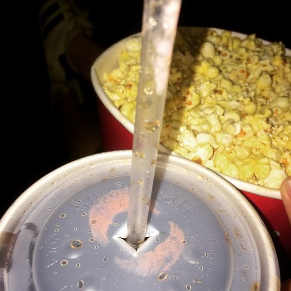 11. Мама, которая пьет из непроливаек без трубочки? В чем прикол?