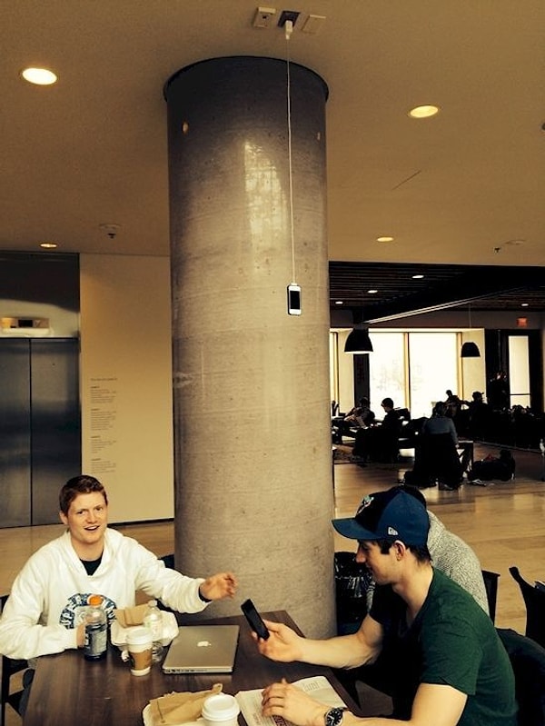 6. А далее последуют люди, которые пойдут на все, чтобы зарядить свой телефон