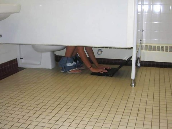 16. Мы, конечно, видели, как люди заходят в туалет с телефоном, но чтобы с ноутбуком... 😔😱