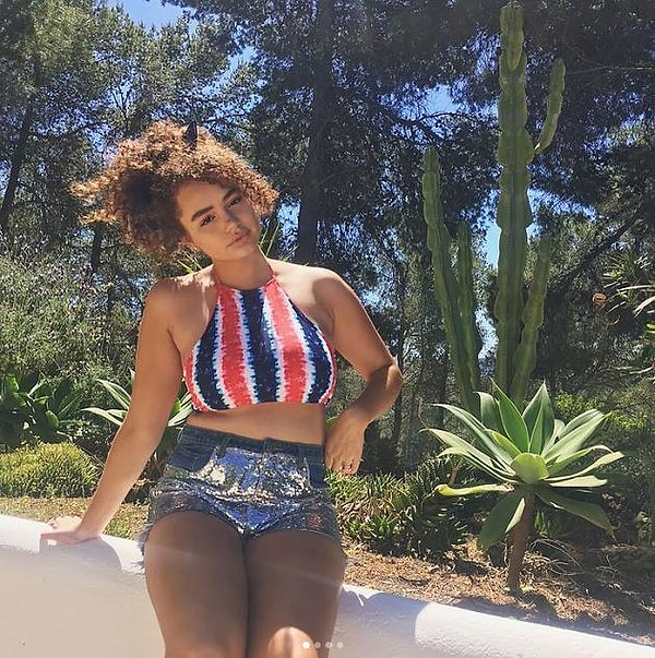 Во-первых, она заявила, что большая грудь нуждается в поддержке, поэтому использование металлических вставок обязательно. Размер чашки должен соответствовать размеру лифчика, а большие бюстгальтеры должны производиться размером большее DD.