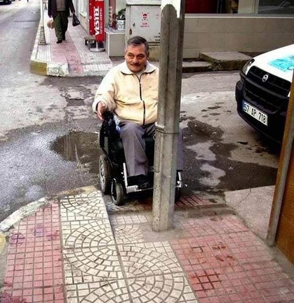 15. Когда столб совсем некуда установить.