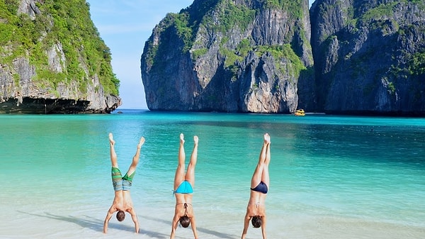 Вы получите предложение в Дурбане (Южная Африка), поженитесь в Бангкоке (Таиланд) и проведёте медовый месяц в Ханое (Вьетнам).