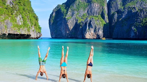 Вы получите предложение в Дурбане (Южная Африка), поженитесь в Бангкоке (Таиланд) и проведёте медовый месяц в Ханое (Вьетнам).