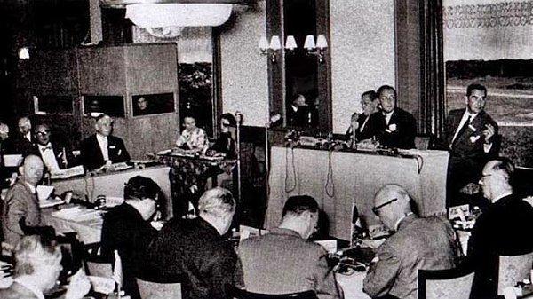 1954'te gerçekleşen bu ilk toplantı dünya çapında holdinglerden de, başbakan ve prenslerden de destek aldı.