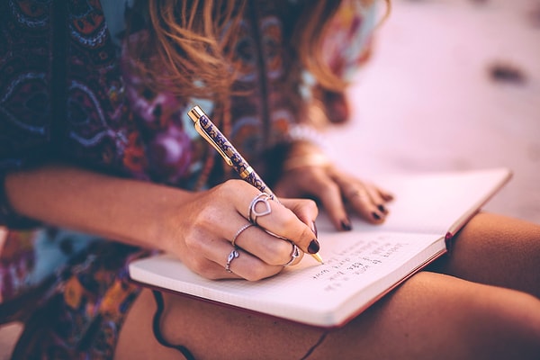 10. Она на_изусть помнит каждое слово, написанное ею.