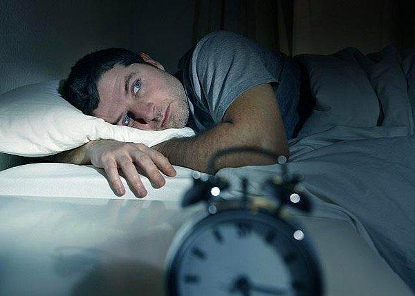 Eğer zamanında uyuyamıyoranız, bunun nedeni telefon veya dizüstü bilgisayarınızdan gelen ışığın beyninizi gündüz vakti olduğuna inandırması olabilir.