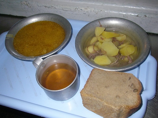 6. Среднестатическая тюремная еда более питательна, чем школьные обеды.