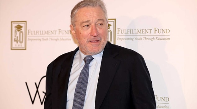 Trump hayranı olmadığını her fırsatta açıkça dile getiren Robert De Niro, daha önce katıldığı bir yardım kuruluşu yemeğinde Trump için "Sahtekârlık ve aç gözlülük dünyası." demişti.