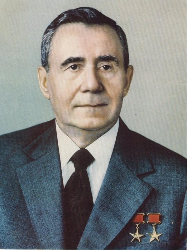 7. Узнали человека на снимке?