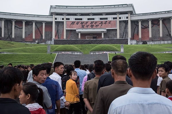 Kuzey Koreliler, Güney Pyongyang Sinchon'daki Sinchon Amerikan Savaş Vahşeti Müzesi'ne girmek için bekliyorlar.