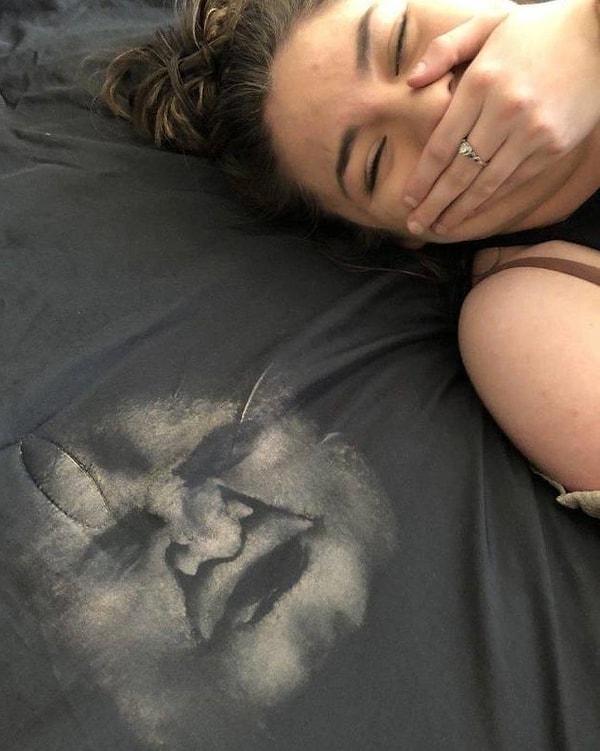 20. Ой... Когда в шутку бросил девушку на кровать, а от нее остался отпечаток