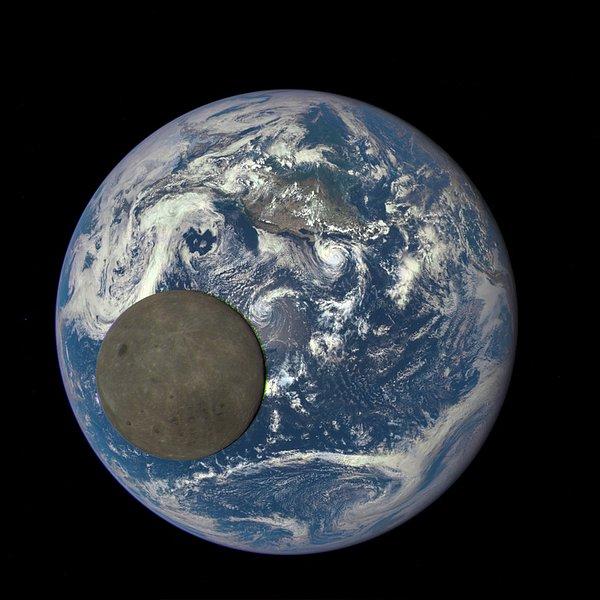 18. Dünya'nın yörüngesinde Ay'ın öteki yüzü
