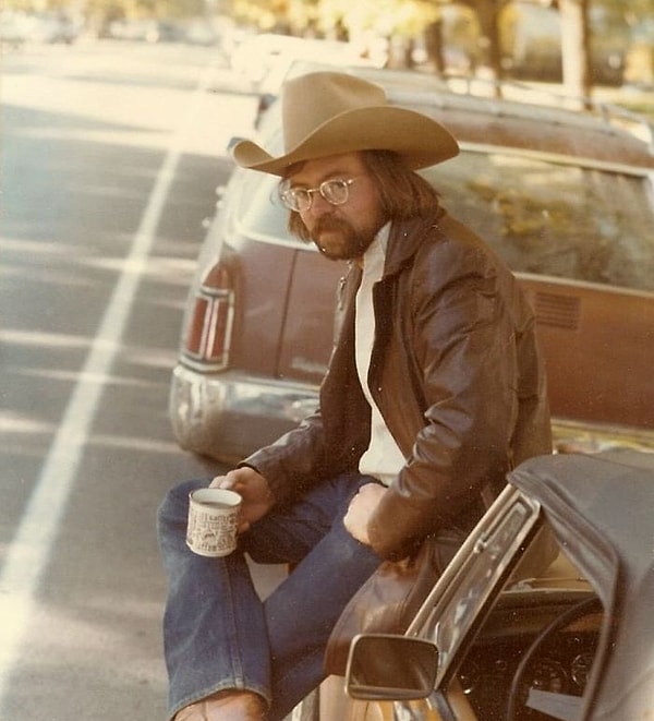 4. Наслаждаясь чашечкой кофе.