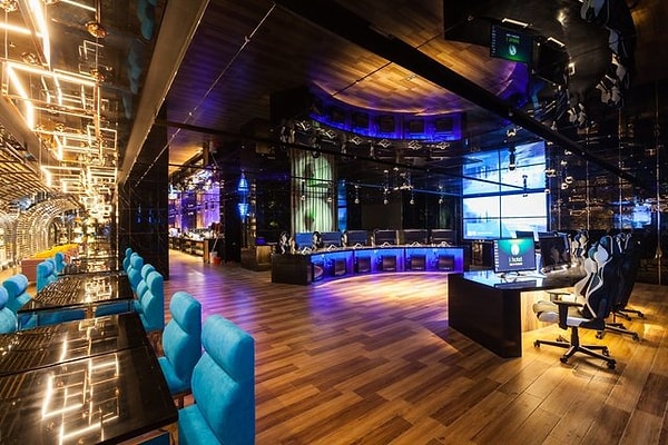 Но если вы просто хотите окунуться в эту игровую среду, не останавливаясь в самом отеле, администрация преложит вам играть за 12 долларов в час по выходным. Также предусмотрена скидка: 75 долларов за 15 часов.