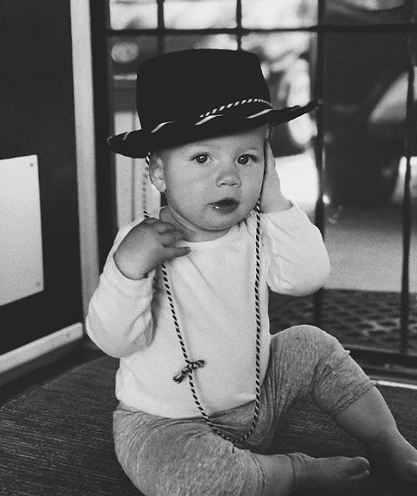 Нет, точно! Она в 100 раз лучше держится перед камерой!