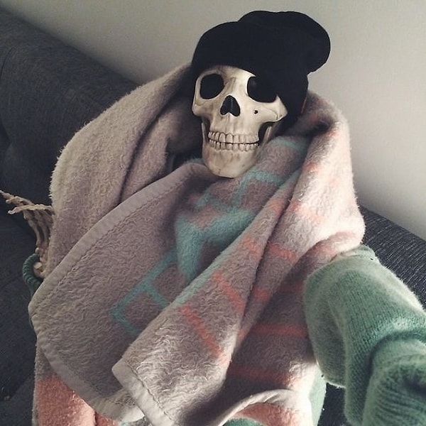 10. "На мне уже миллион слоев одежды и этот плед в качестве шарфа, и мне все равно холодно в этой квартире! Убью за чашку горячего шоколада!"