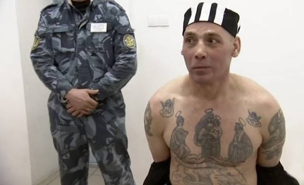 10. Как и многие заключенные здесь, Николаев покрыт наколками, которые он сделал на воле, на некоторых из них даже запечатлены преступления, которые он совершил.