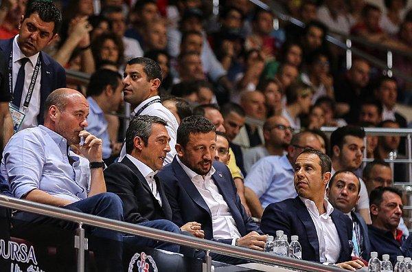 Fenerbahçe Doğuş, üst üste 3, toplamda ise 9. kez şampiyonluk sevinci yaşamayı başarırken kupa seremoni öncesinde salonda gergin bir hava vardı.