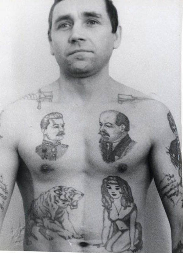 8. Нож в шее — владелец умеет хорошо обращаться с холодным оружием.