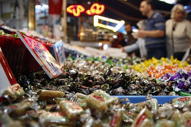 Sıra kan şekerinde. Şeker vücuda girdikten sonra pankreas insülin sentezler ki, glukoz kan hücrelerine ulaşsın. İnsülinin bir diğer görevi de şekerin fazlasını yağ olarak depolamaktır.