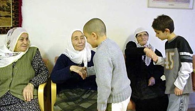 6. El öptürmekten aşırı fazla zevk alan teyze.