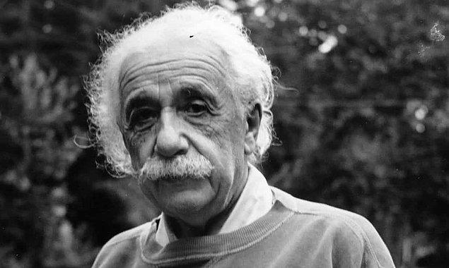 Bilmeyenler için, Einstein Almanya ve Avrupa'da çalışmalarını yürüttüğü sıralarda yükselen Nazi hareketinden kaçmak için 1933'te ABD'ye yerleşmiş, çalışmalarını sürdürürken nükleer silahlanma karşıtı bir duruş da sergilemişti.