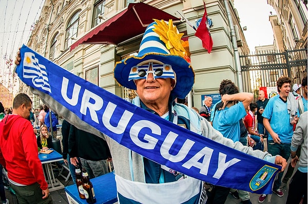 5. Болельщики из Уругвая - одни из самых шумных на улицах столицы. Фанаты утверждают, что Луис Суарес и Кавани Эдинсон разобьют сердца русских... Что ж, 25 июня мы посмотрим, кто кого!